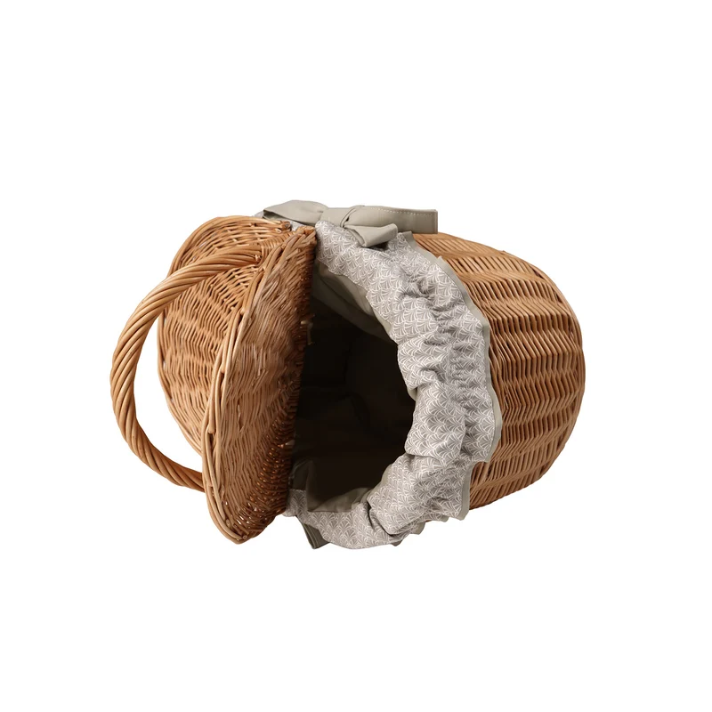 Kastalia wicker picnic basket with beige trim, with lid and handle TheWickerStories
