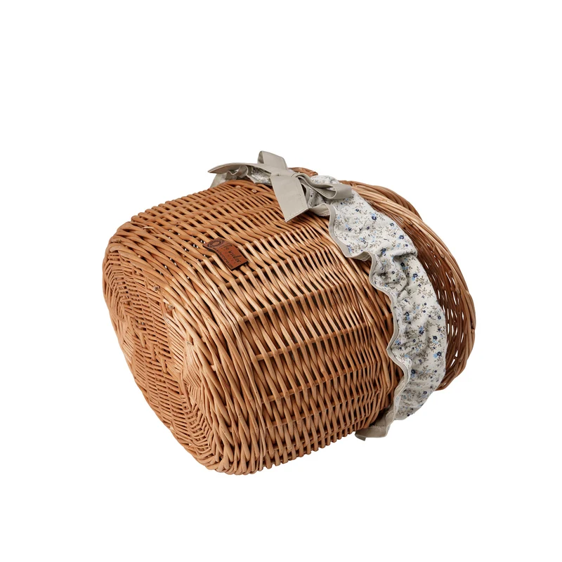 Kastalia wicker picnic basket with beige trim, with lid and handle TheWickerStories