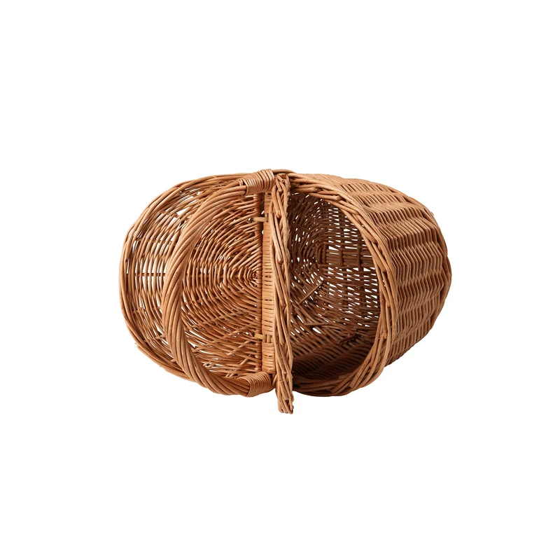 Kastalia wicker picnic basket with lid and handle TheWickerStories