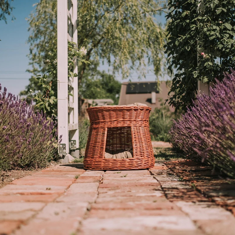 Erif wicker cat house with two tiers and beige cushions TheWickerStories