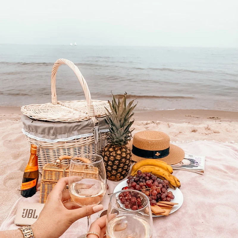 Kastalia wicker picnic basket, shopping basket with handle and lid TheWickerStories