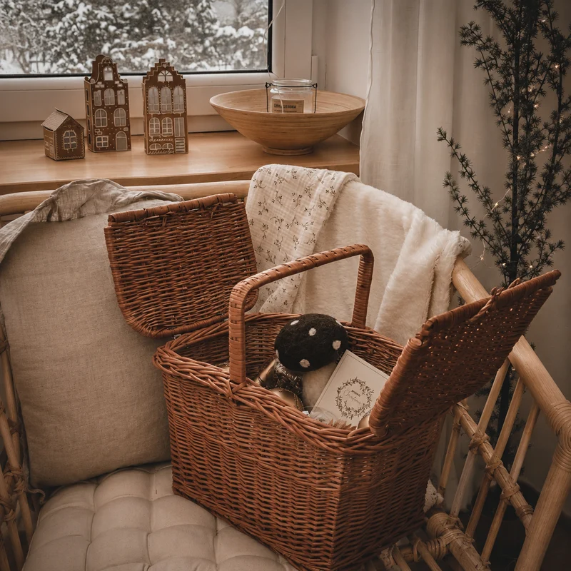 Kastulia wicker picnic basket, shopping basket with handle and lid TheWickerStories