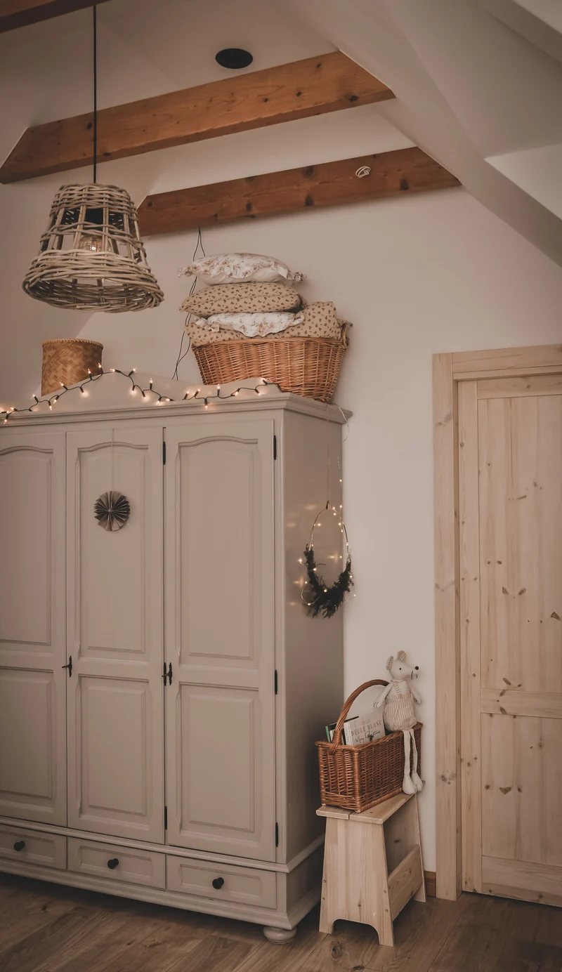 Milvus wicker basket with handles and beige lining TheWickerStories