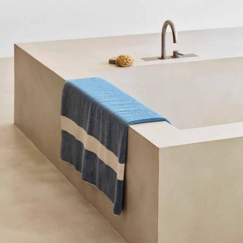Badelaken „Stripe Dusty Blue“ 100x150cm | Skandinavisch | HAY