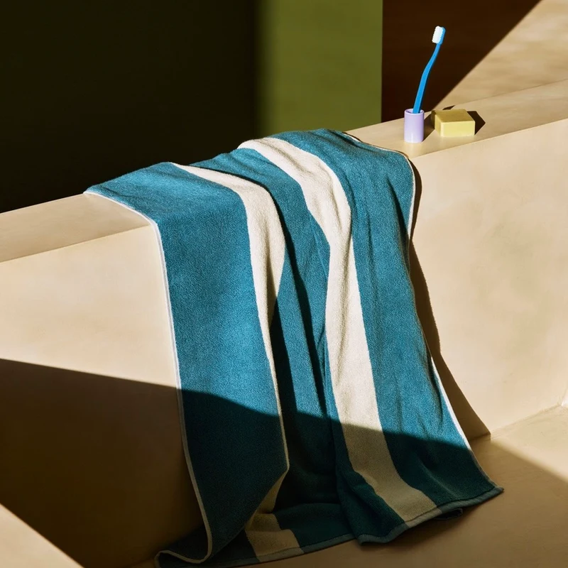 Badelaken „Stripe Petrol Blue“ 100x150cm | Weiche Baumwolle | HAY