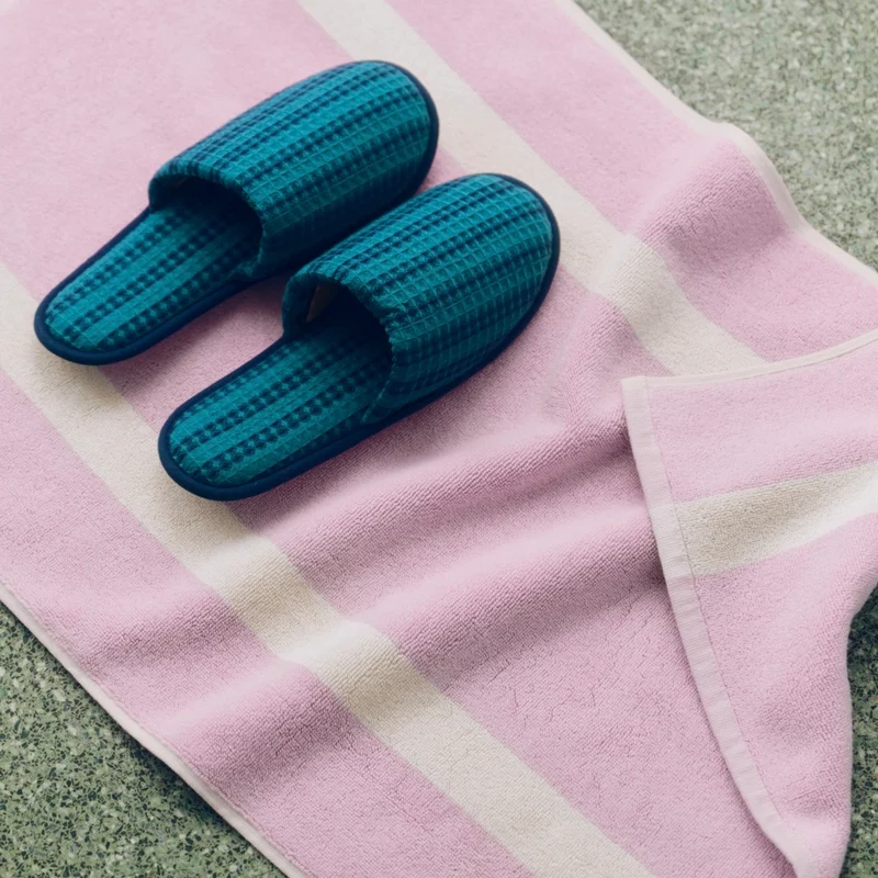 Badematte „Stripe Cool Pink“ 50x80cm | Farbige Akzente | HAY