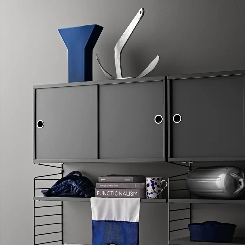 String Schrank mit Schiebetüren - String Furniture