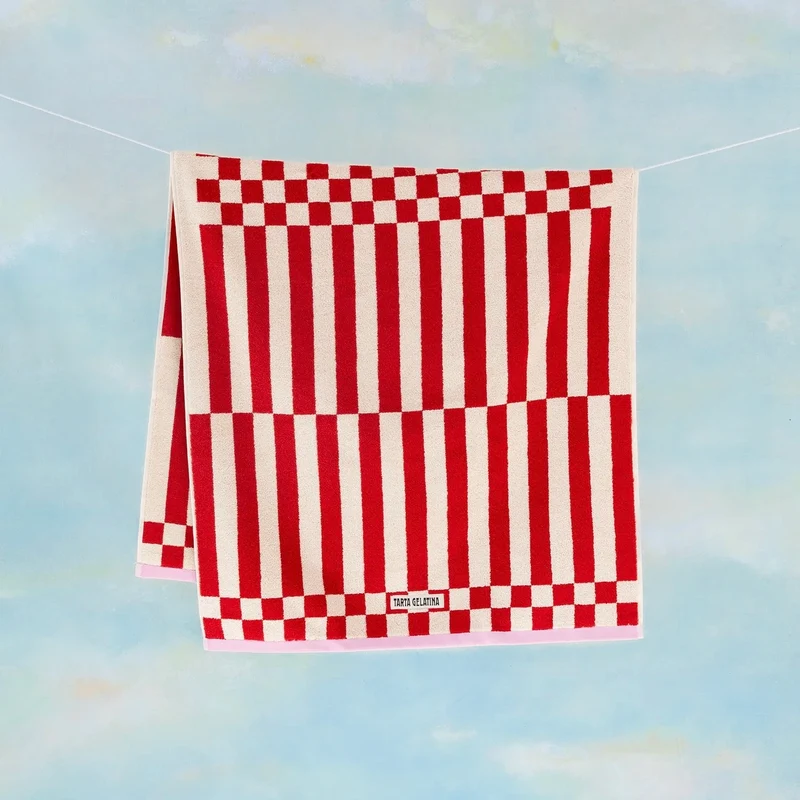 Badetuch “Clubhouse Rot” 70 × 140 cm | Weiche Bio-Baumwolle | Tarta Gelatina