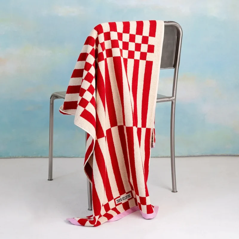 Badetuch “Clubhouse Rot” 70 × 140 cm | Weiche Bio-Baumwolle | Tarta Gelatina