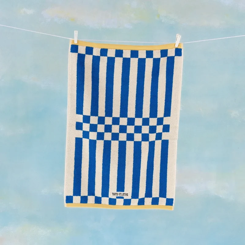 Handtuch “Clubhouse Blau” 50 × 70 cm | Weiche Bio-Baumwolle | Tarta Gelatina