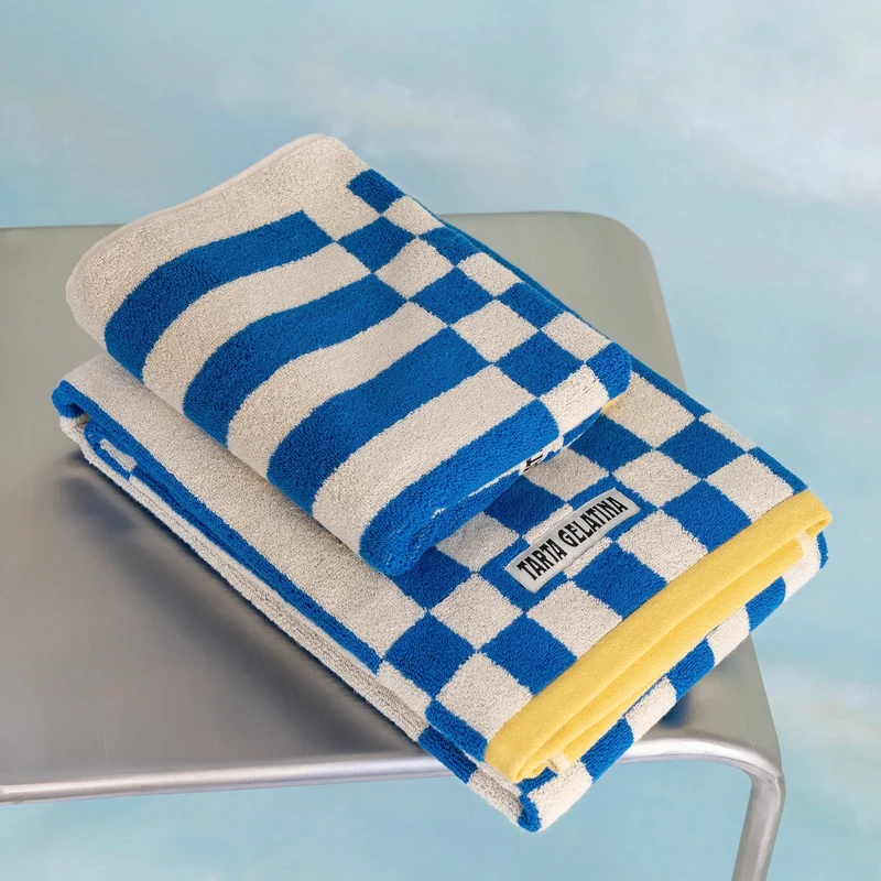 Handtuch “Clubhouse Blau” 50 × 70 cm | Weiche Bio-Baumwolle | Tarta Gelatina