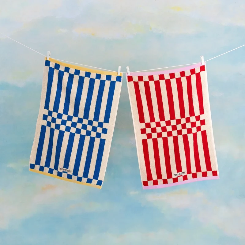 Handtuch “Clubhouse Blau” 50 × 70 cm | Weiche Bio-Baumwolle | Tarta Gelatina