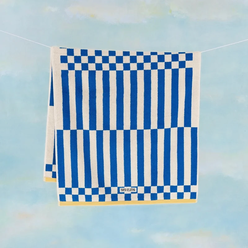 Badetuch “Clubhouse Blau” 70 × 140 cm | Weiche Bio-Baumwolle | Tarta Gelatina