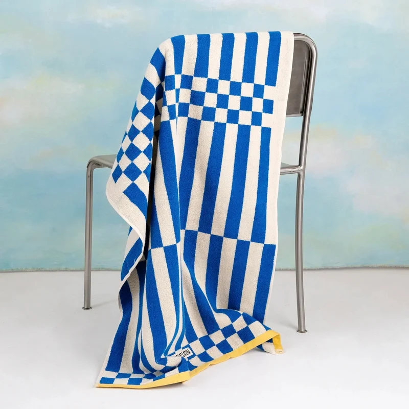 Badetuch “Clubhouse Blau” 70 × 140 cm | Weiche Bio-Baumwolle | Tarta Gelatina