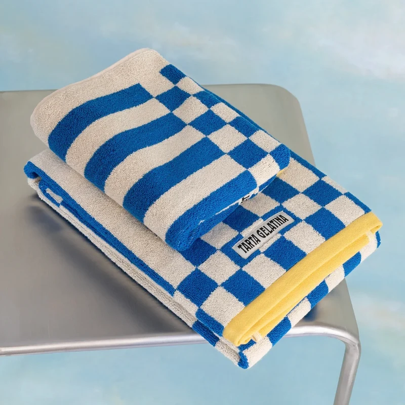 Badetuch “Clubhouse Blau” 70 × 140 cm | Weiche Bio-Baumwolle | Tarta Gelatina