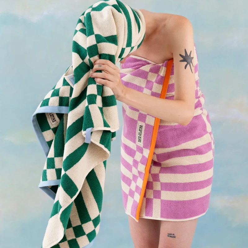 Badetuch “Marina Magenta” 70 × 140 cm | Weiche Bio-Baumwolle | Tarta Gelatina