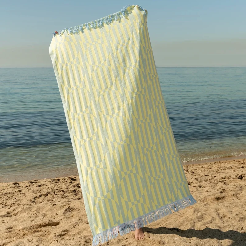 Strandtuch “Blaubeerlimonade” 100 × 170 cm | Sommerliches Design | Tarta Gelatina
