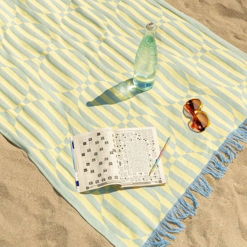 Strandtuch “Blaubeerlimonade” 100 × 170 cm | Sommerliches Design | Tarta Gelatina
