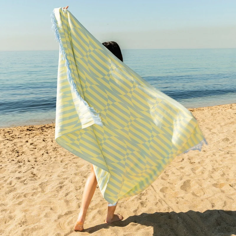 Strandtuch “Blaubeerlimonade” 100 × 170 cm | Sommerliches Design | Tarta Gelatina