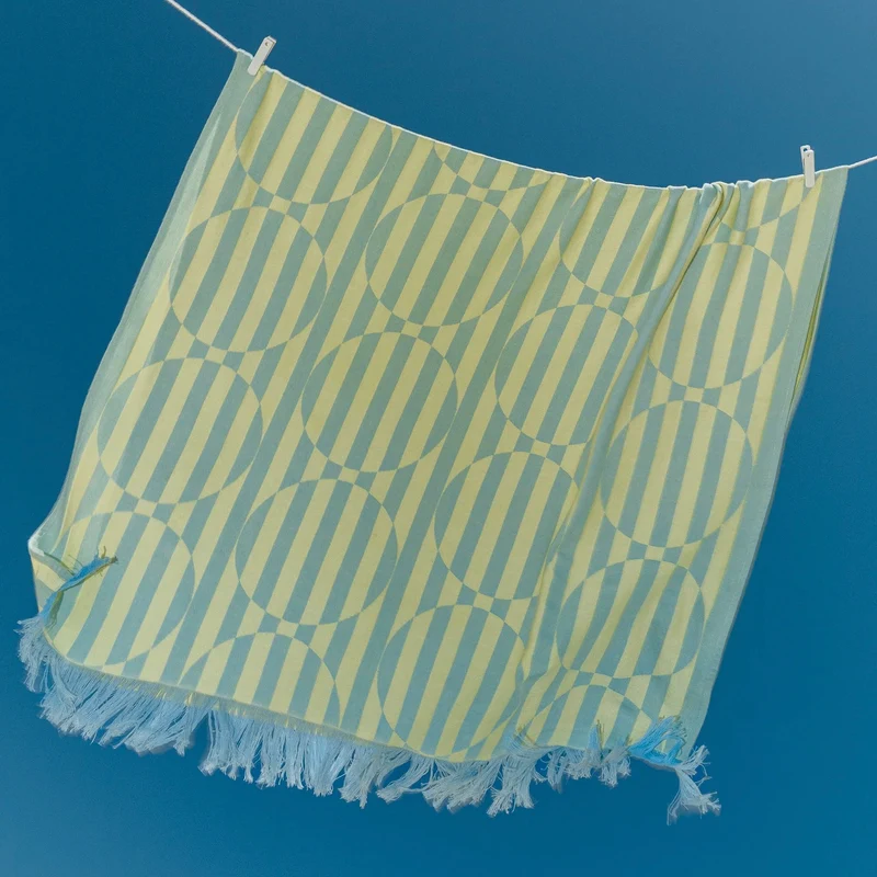 Strandtuch “Blaubeerlimonade” 100 × 170 cm | Sommerliches Design | Tarta Gelatina