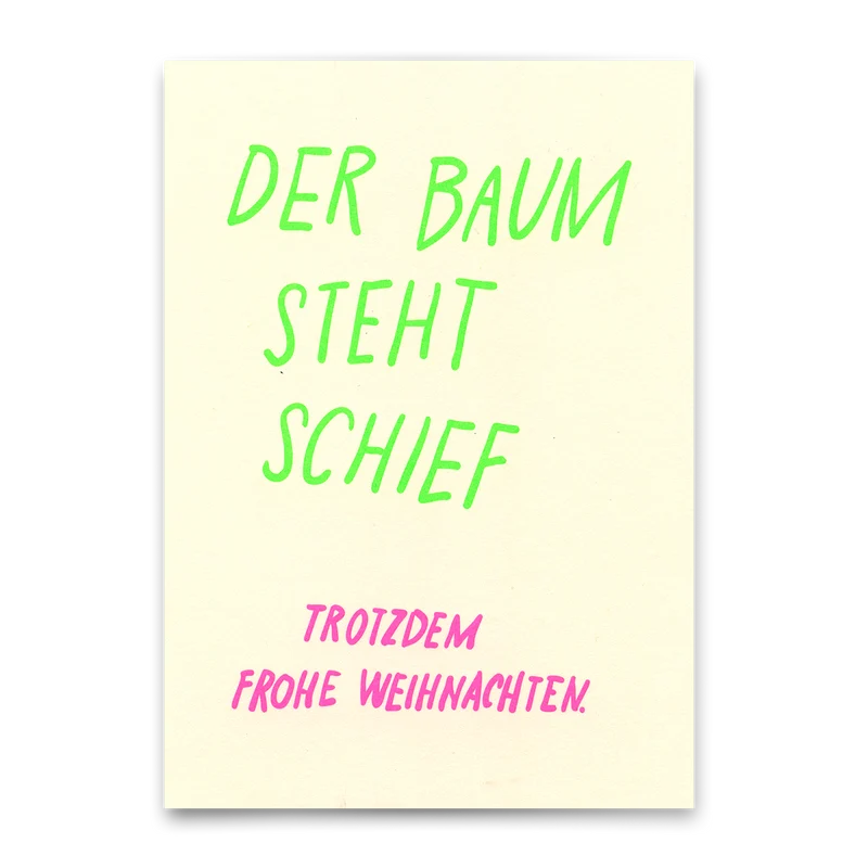 Postkarte "Der Baum steht schief" | Lustige Karte zu Weihnachten mit Spruch