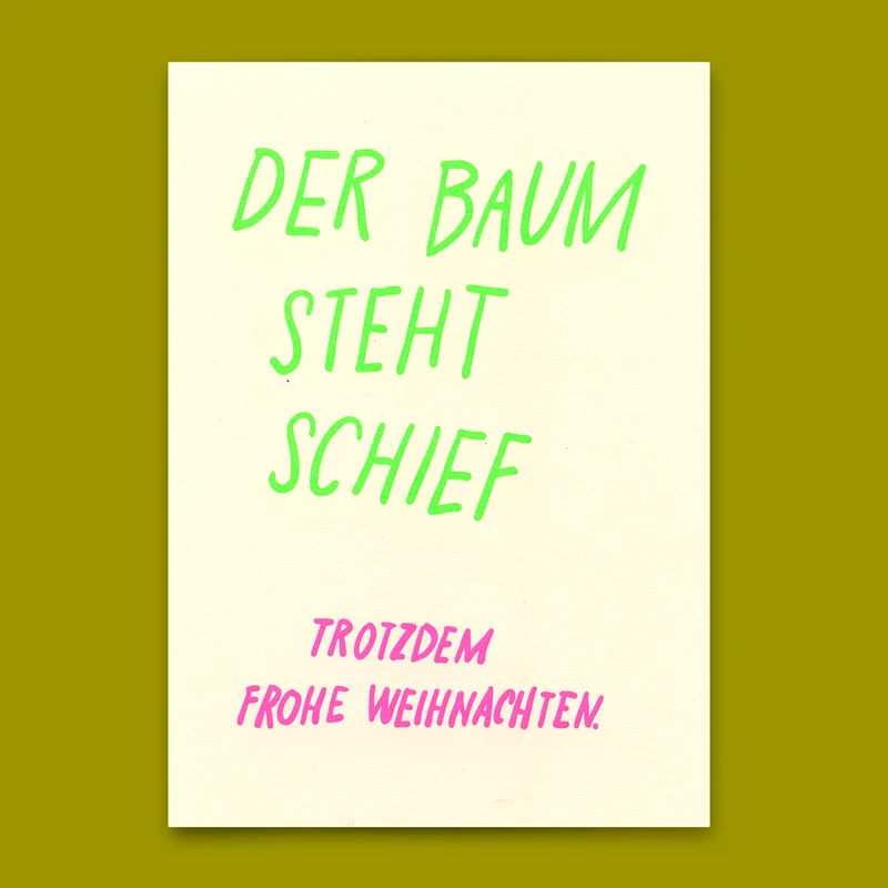 Postkarte "Der Baum steht schief" | Lustige Karte zu Weihnachten mit Spruch