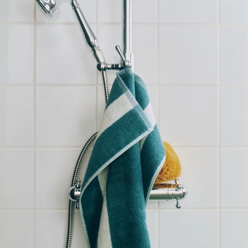 Handtuch „Stripe Petrol Blue“ 40x60cm | Weiche Baumwolle | HAY