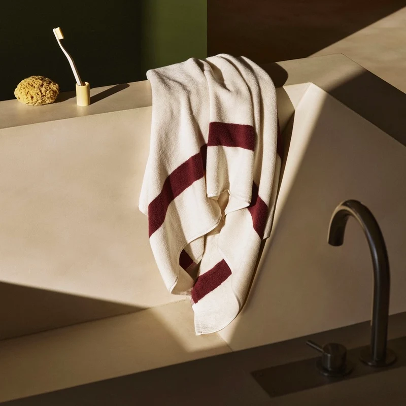 Badetuch „Stripe Burgundy“ 70x140cm | Modernes Bad | HAY