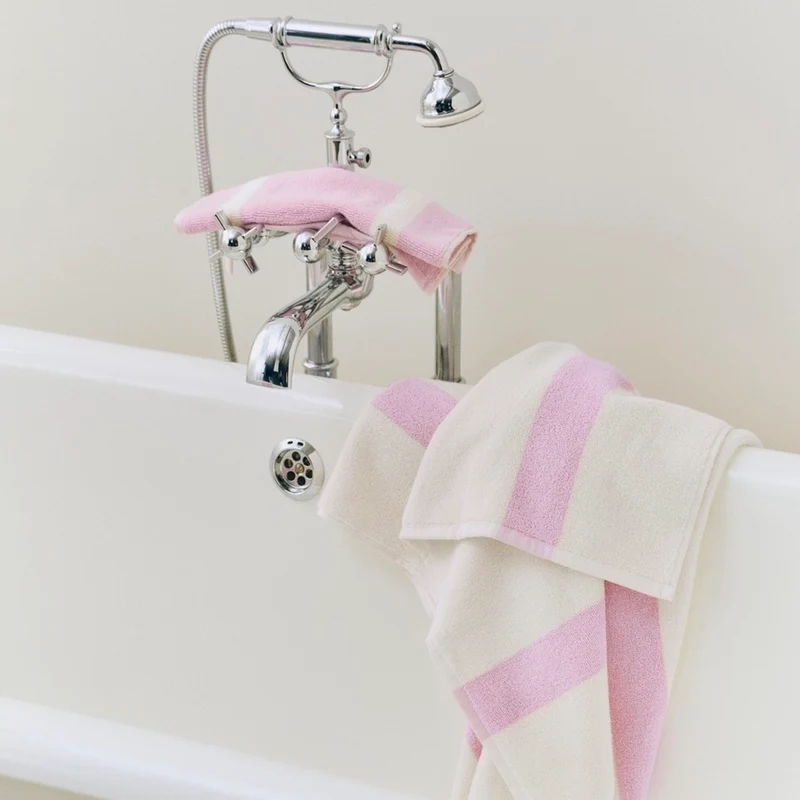 Badetuch „Stripe Cool Pink“ 70x140cm | Farbige Akzente | HAY
