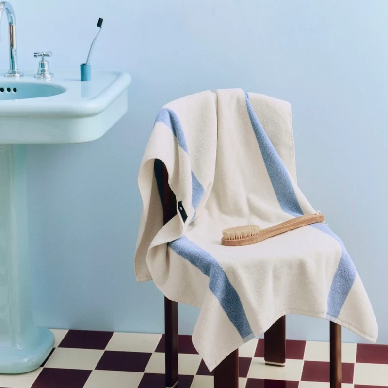 Badetuch „Stripe Dusty Blue“ 70x140cm | Skandinavisch | HAY