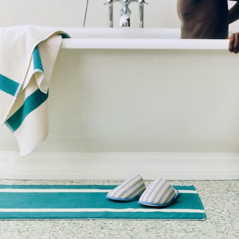 Badetuch „Stripe Petrol Blue“ 70x140cm | Weiche Baumwolle | HAY
