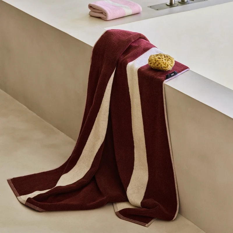 Badelaken „Stripe Burgundy“ 100x150cm | Modernes Bad | HAY