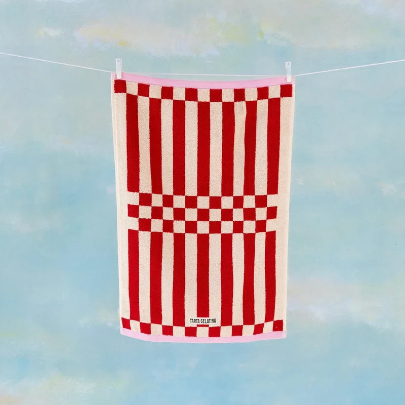 Handtuch “Clubhouse Rot” 50 × 70 cm | Weiche Bio-Baumwolle | Tarta Gelatina