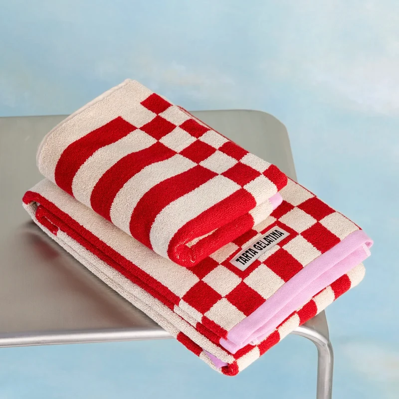 Handtuch “Clubhouse Rot” 50 × 70 cm | Weiche Bio-Baumwolle | Tarta Gelatina