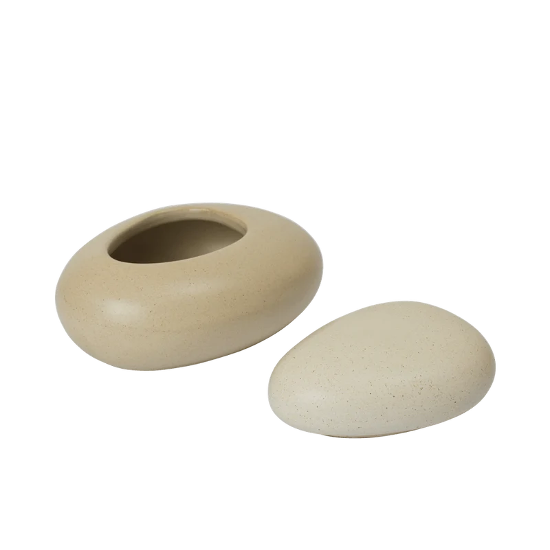 Pebble Box Keramikdose mit Deckel Sand - ferm LIVING