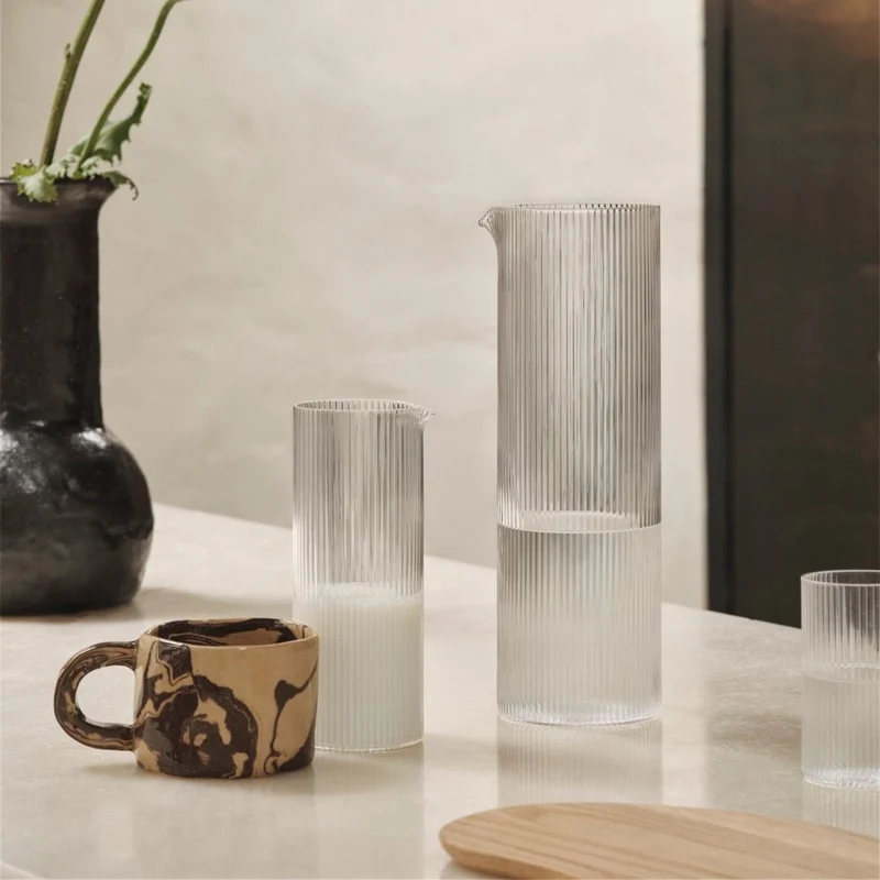 Ripple Wasserkrug aus Glas 1,1 L – geriffelter Glaskrug von ferm LIVING
