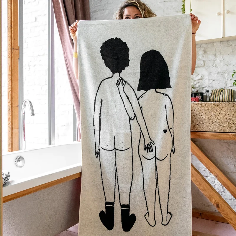 Badetuch helen b "Naked Couple Back" | mit Illustrationen von Helen Blanchaert (70x140 cm)