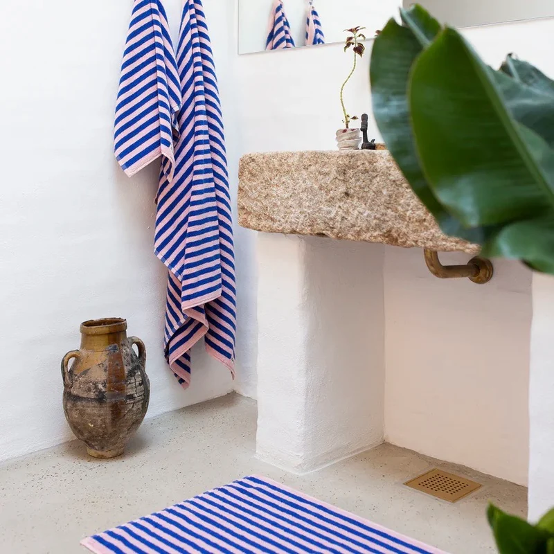 Badematte BONGUSTA “Dazzling Blue & Rose” | 50x80cm Baumwolle | Funktional & Dekorativ
