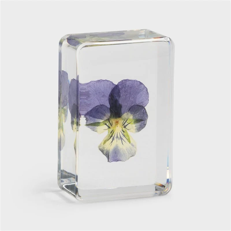 Cube „Violet“ | Dekorativer Resin-Block mit Blume | &Klevering