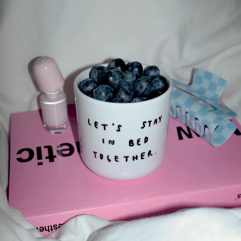 Becher „Let's Stay in Bed Together“ | Gemütlicher Spruch | YAHYA Studio