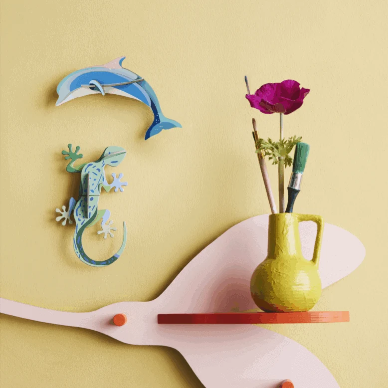 Wanddeko studio ROOF “Dolphin” | Farbige Delfin-Deko aus Karton