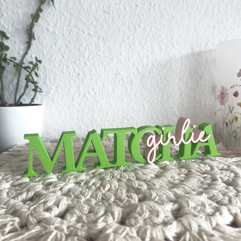 Matcha Girlie Deko Schriftzug