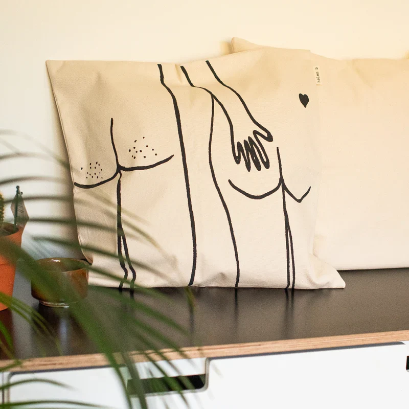 Kissenhülle helen b "Naked Couple Back" | mit Illustrationen von Helen Blanchaert