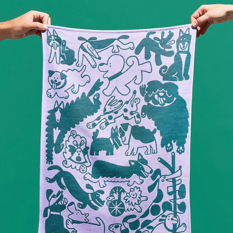 Küchentuch "Dogs Day Out" in Lilac/Green von WRAP aus London | Niedliche Hunde-Motive für die Küche