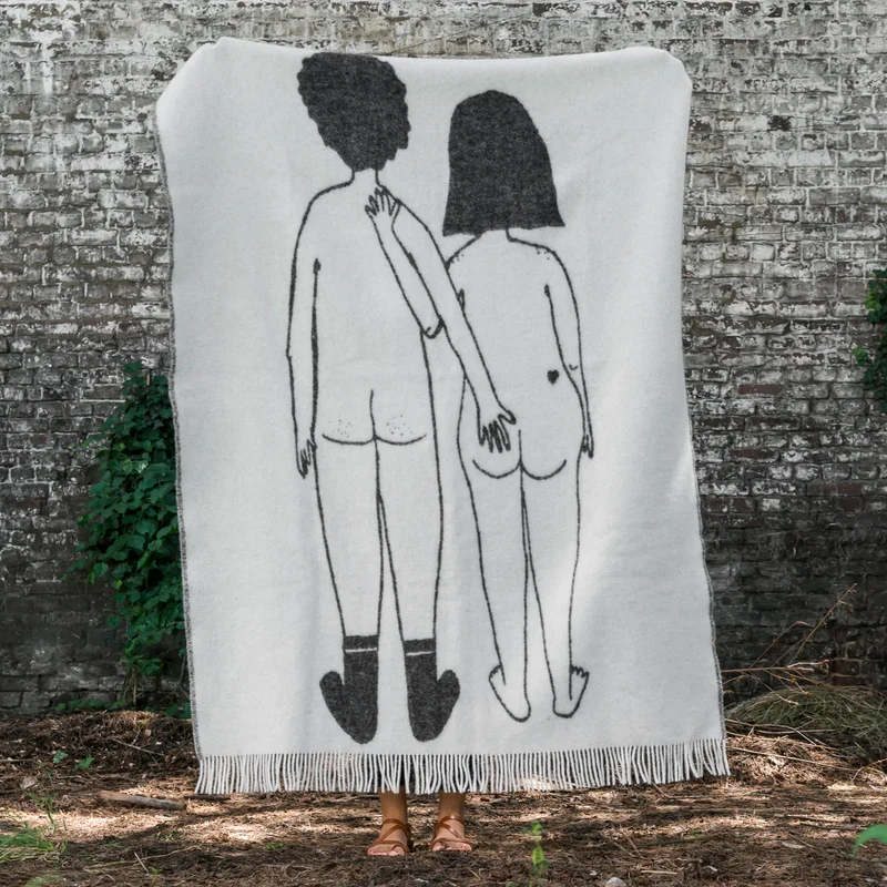 Decke helen b "Naked Couple Back" | Überwurf aus neuseeländischer Wolle (130x170 cm)