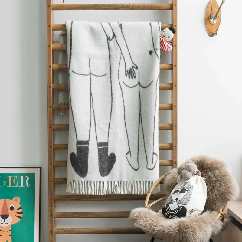 Decke helen b "Naked Couple Back" | Überwurf aus neuseeländischer Wolle (130x170 cm)