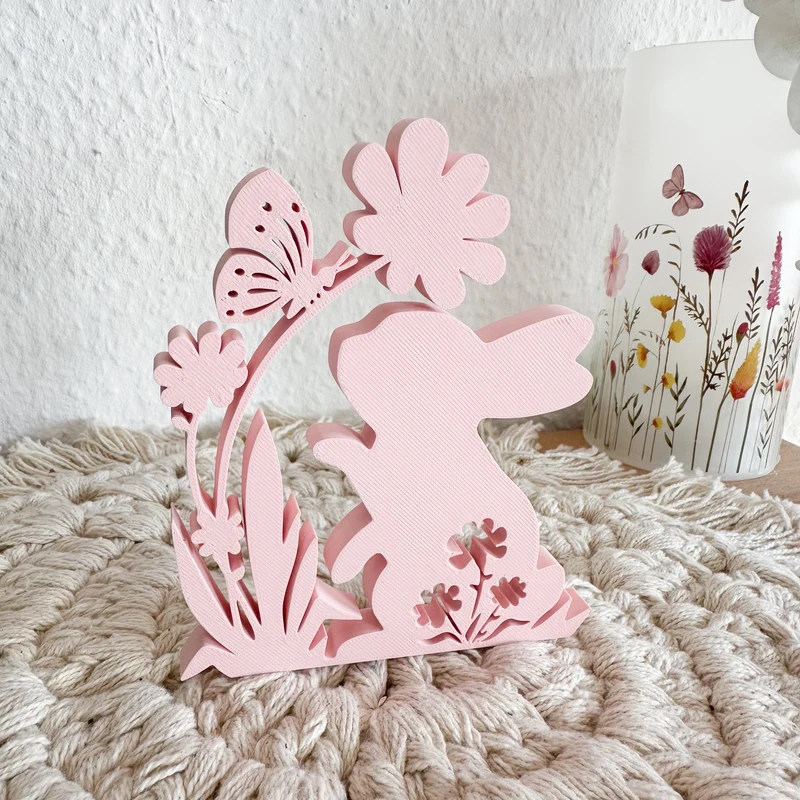 Osterhasenaufsteller mit Blume und Schmetterling