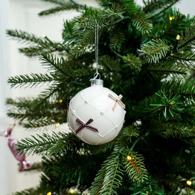 Weihnachtskugel mit Schleifen