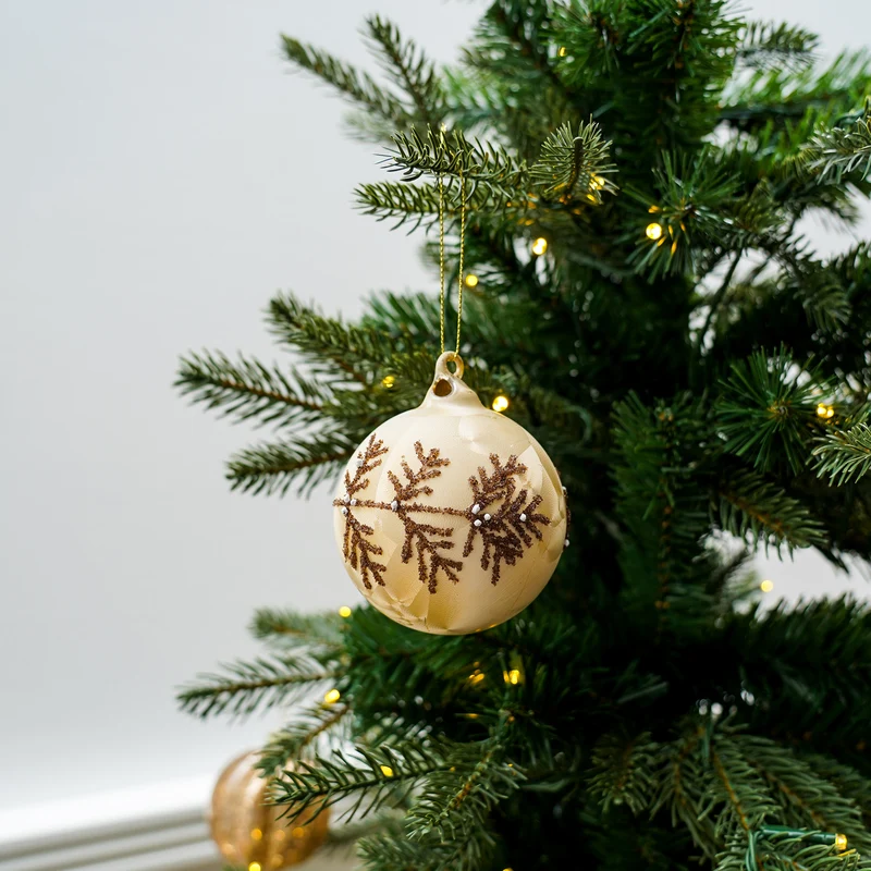 Weihnachtskugel mit Zweigen