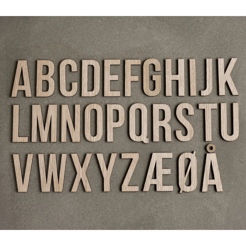 Buchstabe I Helles Eichenholz